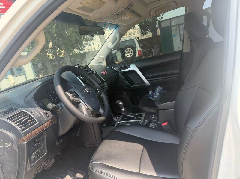 Land Cruiser Prado photo 2