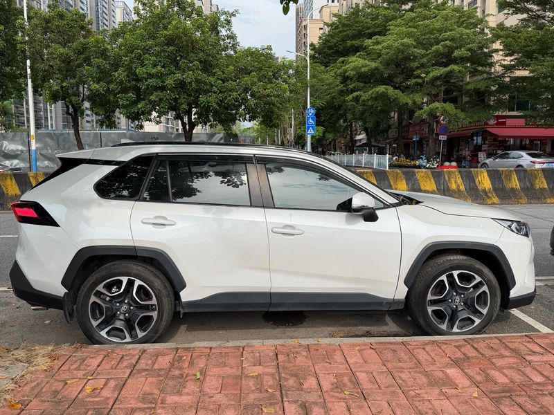 RAV4 photo 2