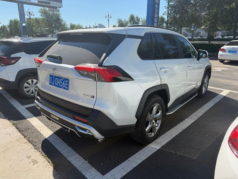 RAV4 photo 4