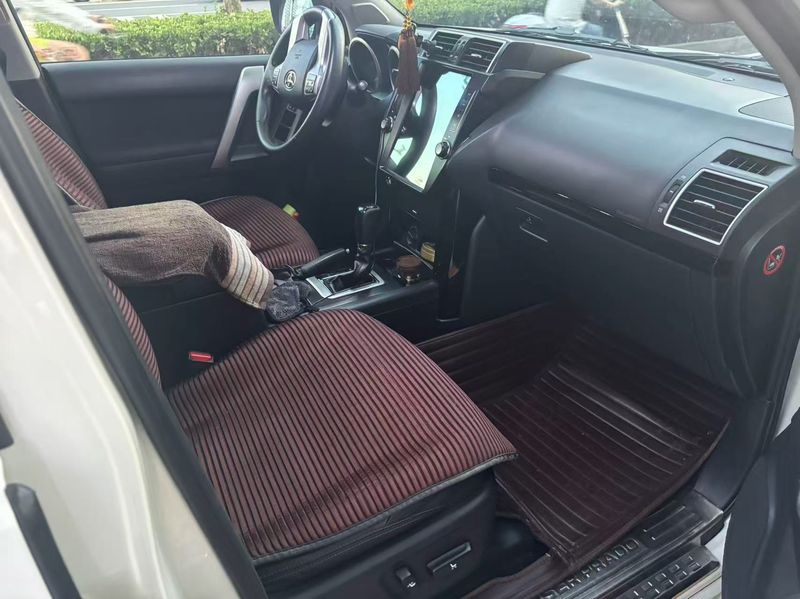 Land Cruiser Prado photo 2