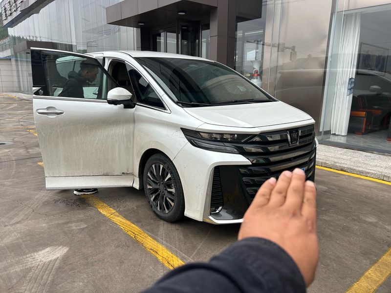 Vellfire photo 2