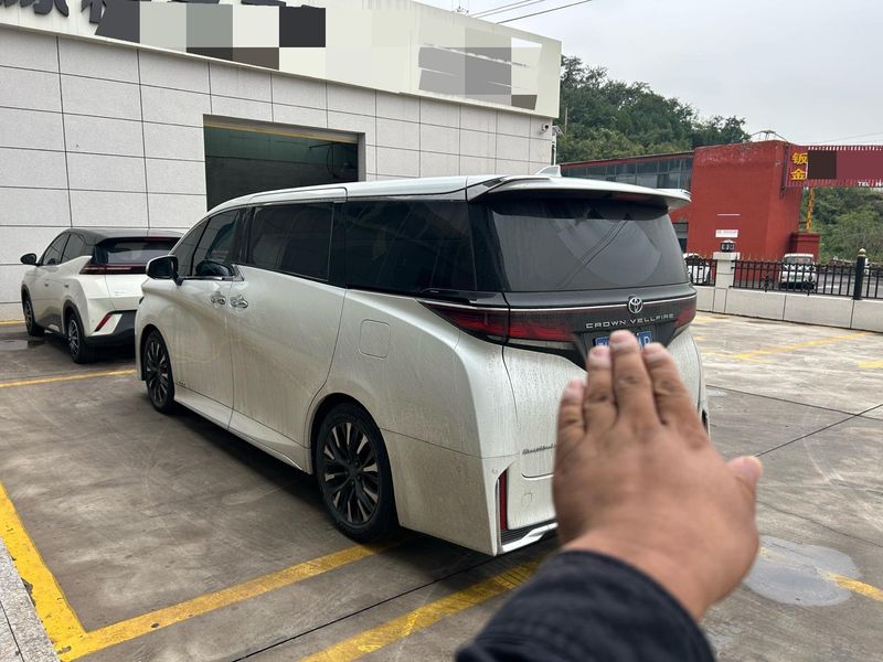 Vellfire photo 3