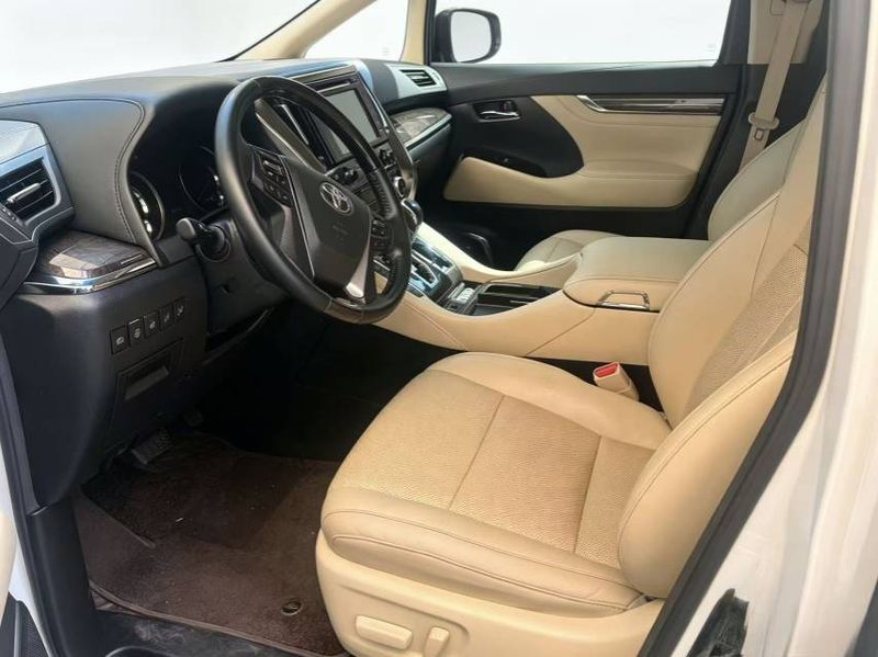 Vellfire photo 4