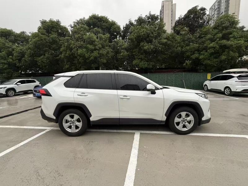 RAV4 photo 2