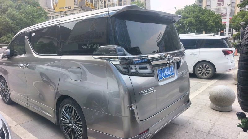 Vellfire photo 2