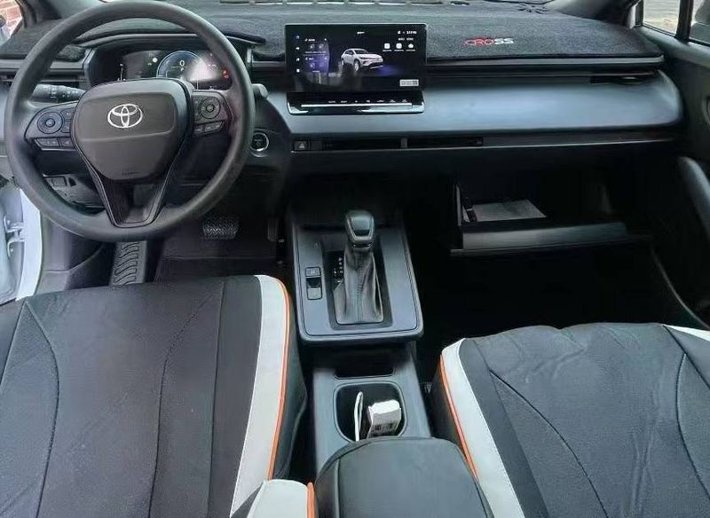 Corolla Cross photo 2