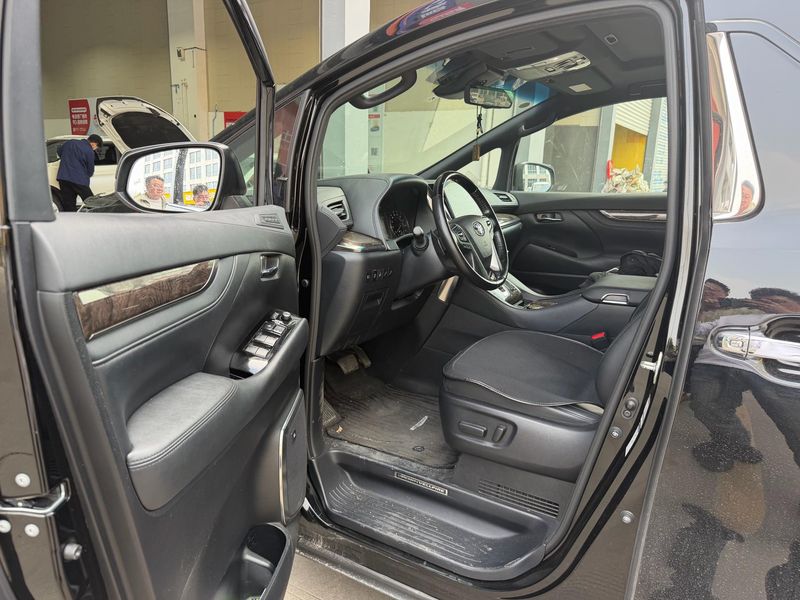 Vellfire photo 2