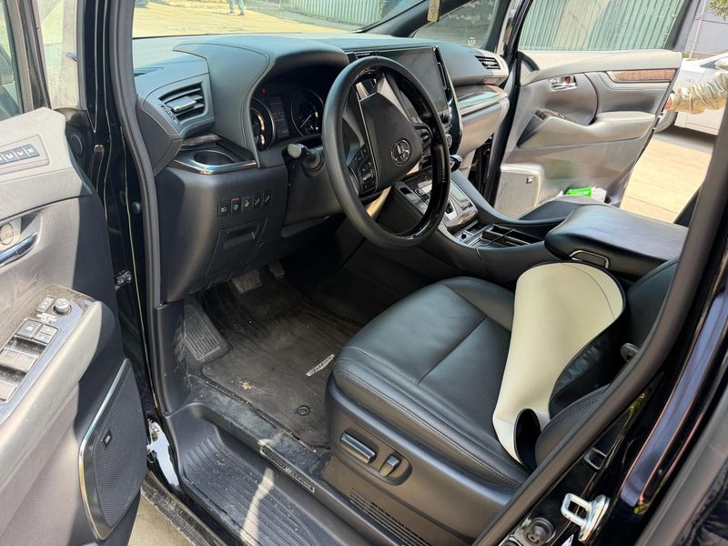 Vellfire photo 4