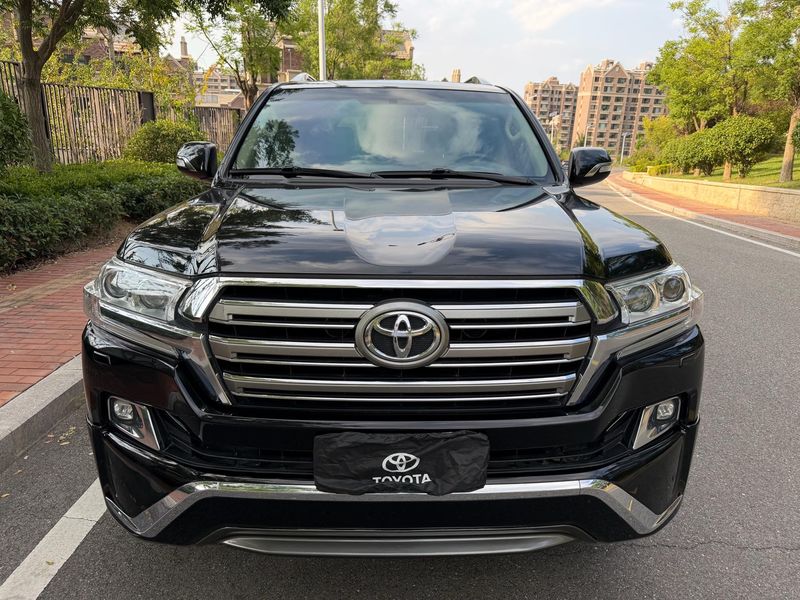 Land Cruiser photo 2