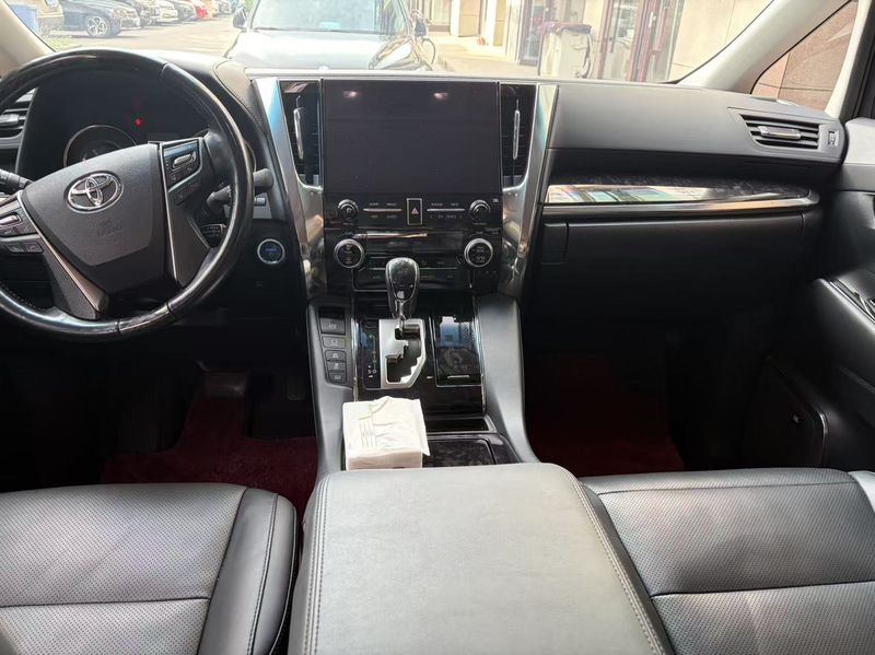 Vellfire photo 4