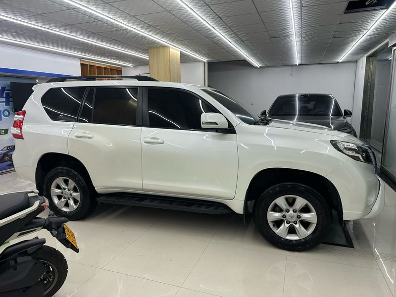 Land Cruiser Prado photo 3