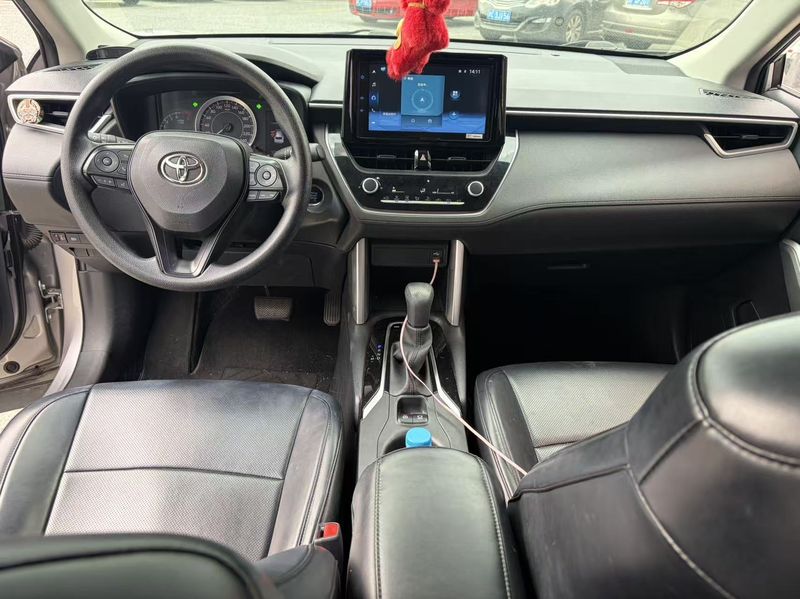 Corolla Cross photo 2