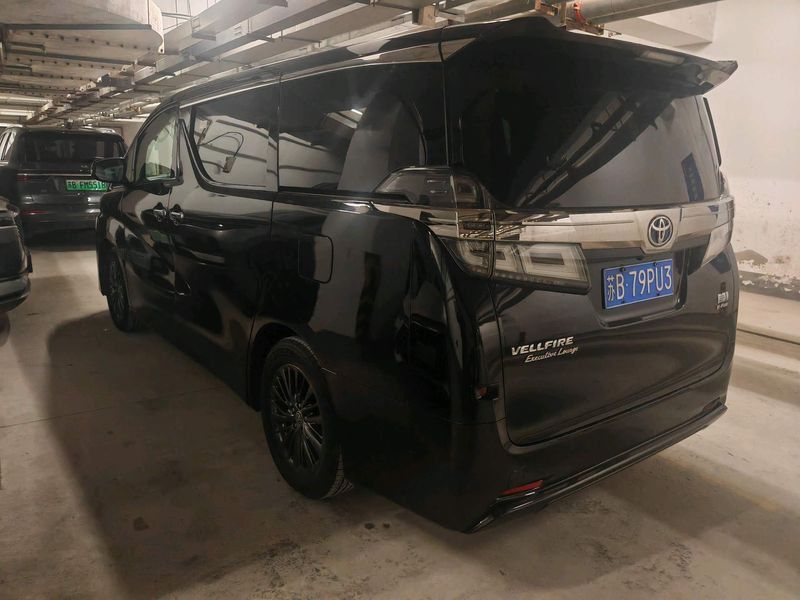Vellfire photo 2