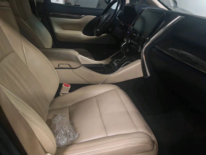 Vellfire photo 3