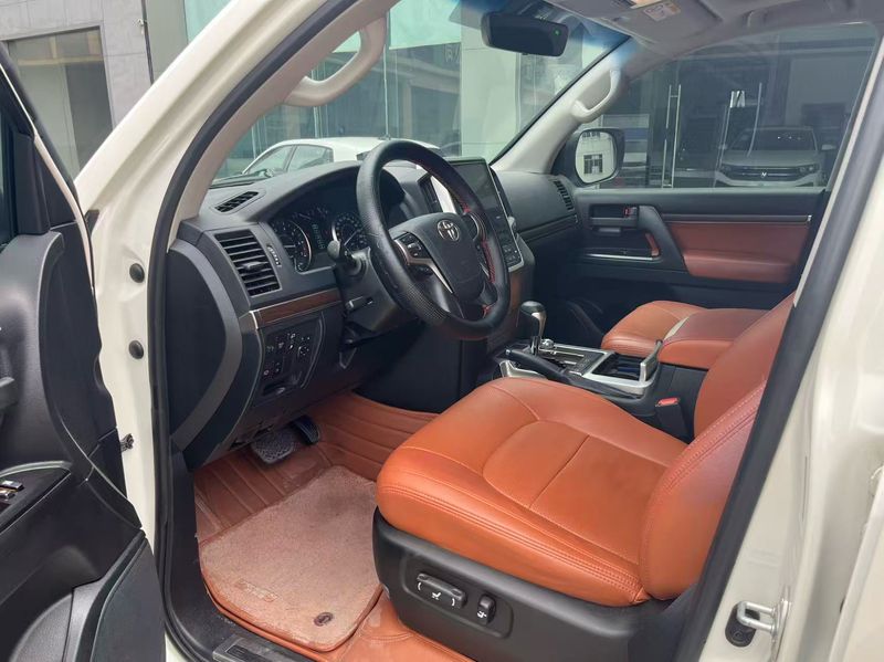 Land Cruiser photo 3