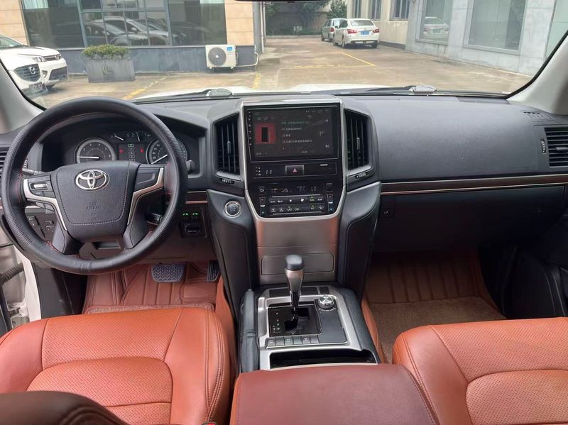 Land Cruiser photo 5