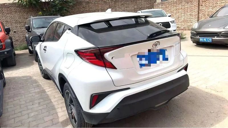 C-HR photo 2