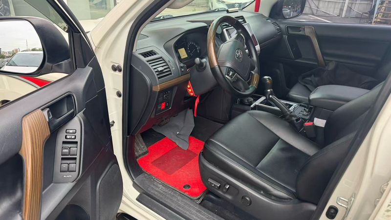 Land Cruiser Prado photo 3