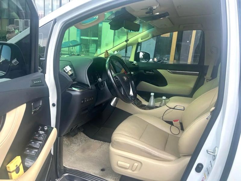 Vellfire photo 2