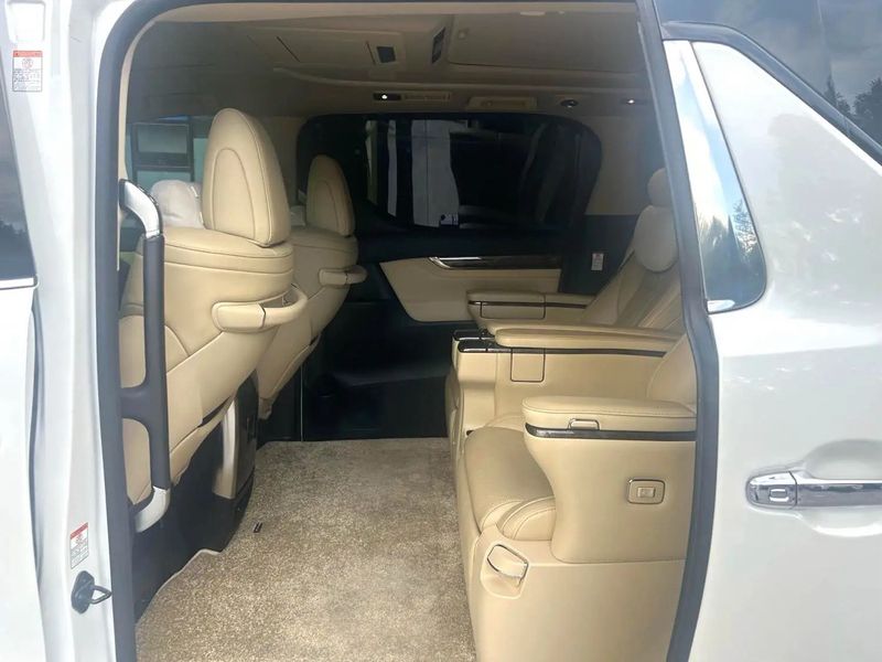 Vellfire photo 3