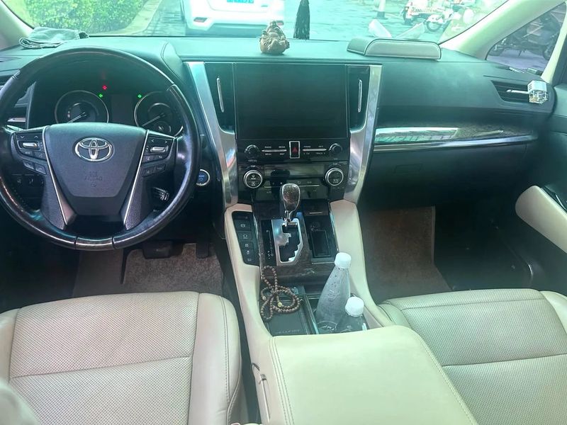 Vellfire photo 4