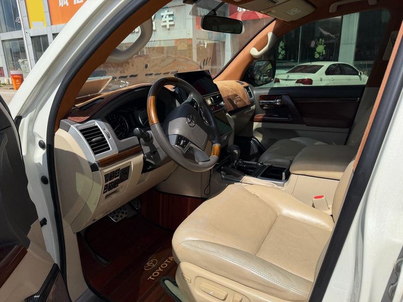 Land Cruiser photo 2