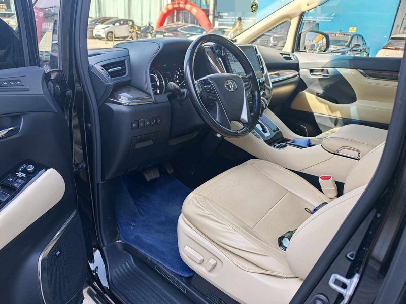 Vellfire photo 2