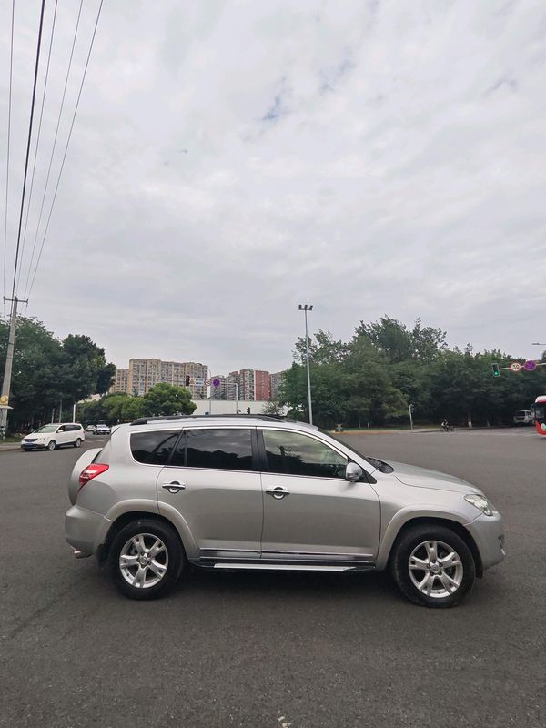 RAV4 photo 2