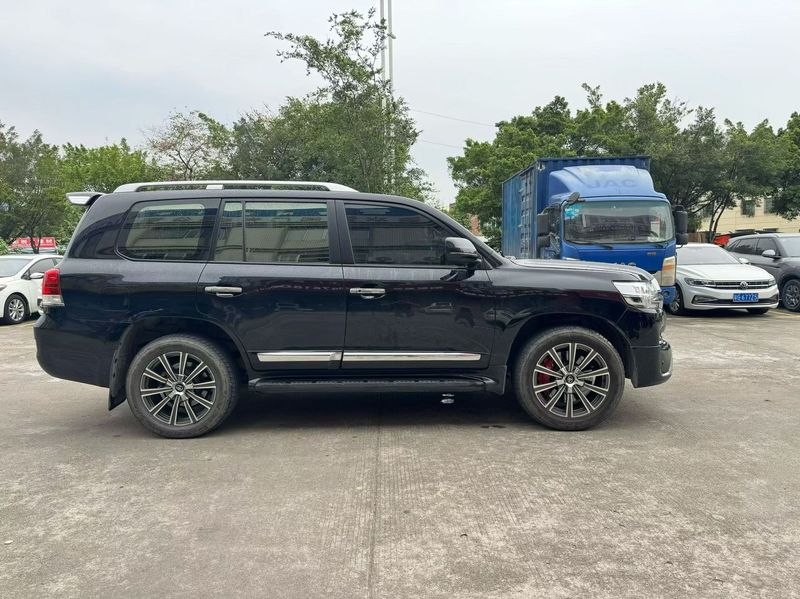 Land Cruiser Prado photo 3