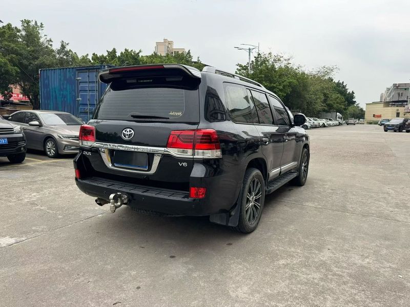 Land Cruiser Prado photo 4