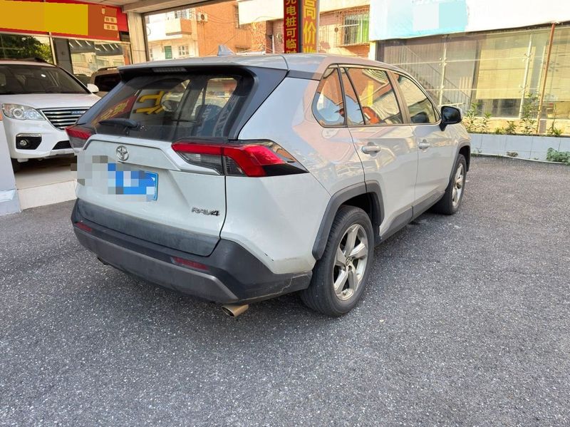 RAV4 photo 4