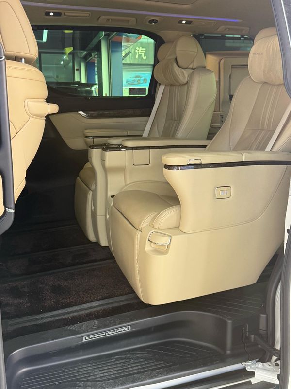 Vellfire photo 3