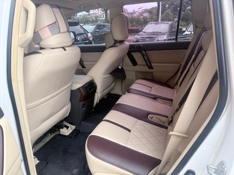 Land Cruiser Prado photo 4
