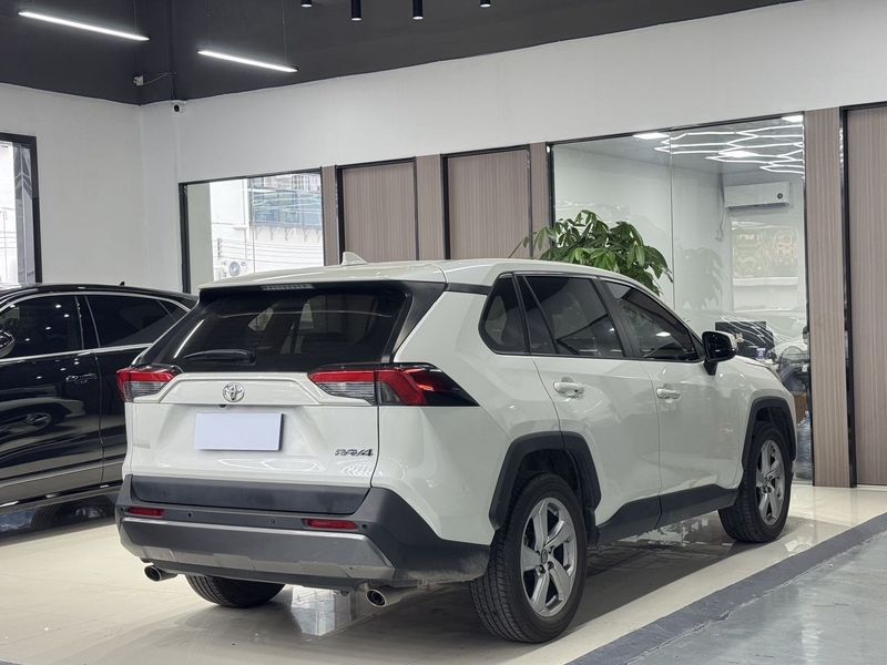 RAV4 photo 4
