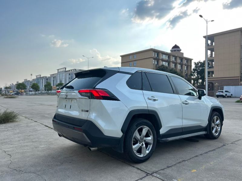 RAV4 photo 4
