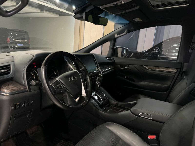 Vellfire photo 3