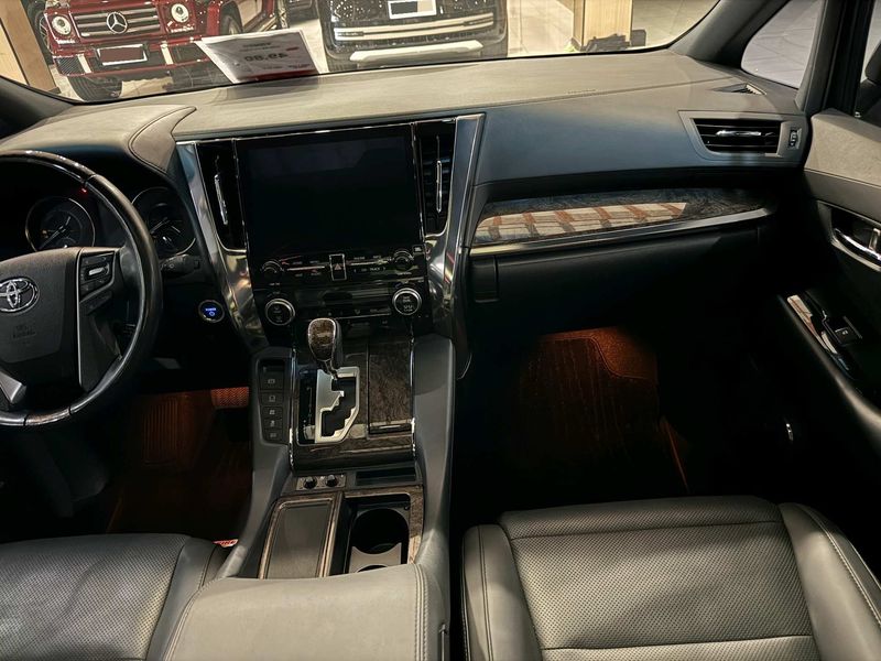 Vellfire photo 4
