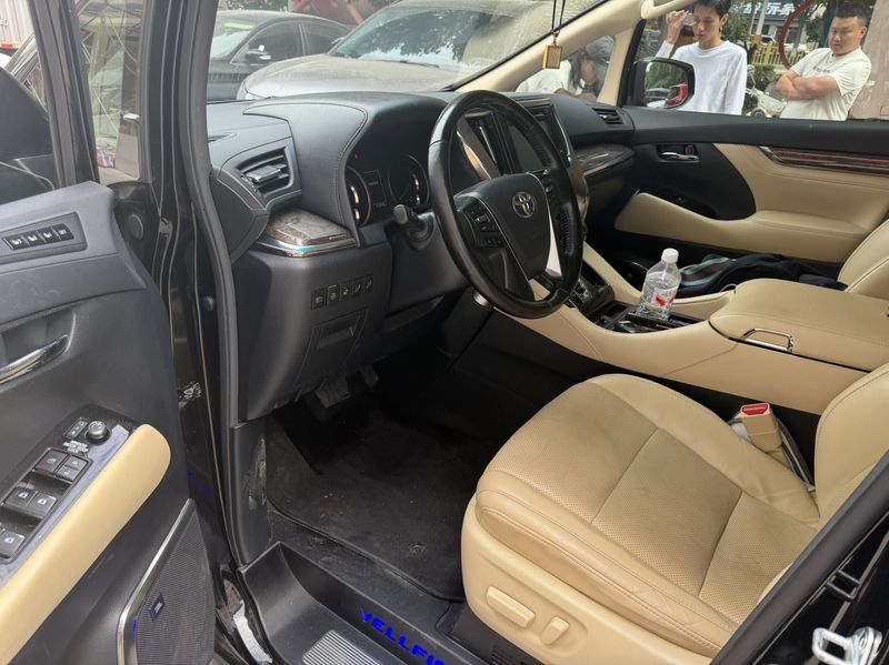 Vellfire photo 2