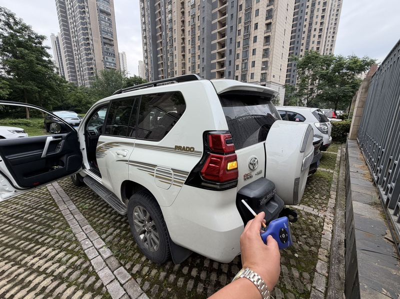 Land Cruiser Prado photo 5