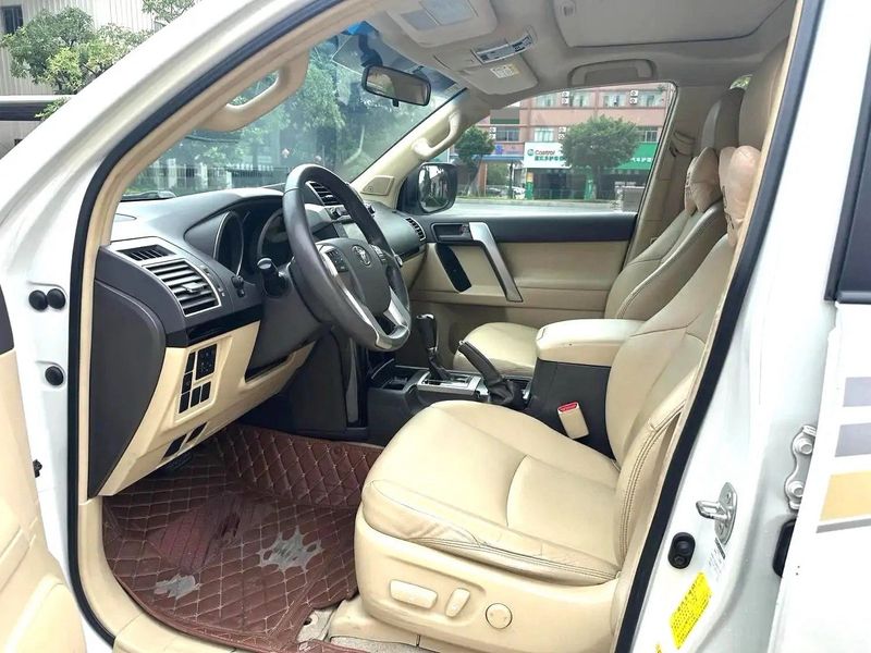 Land Cruiser Prado photo 3