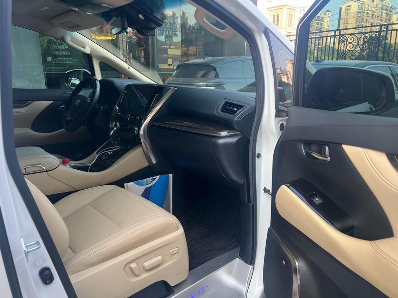 Alphard photo 2