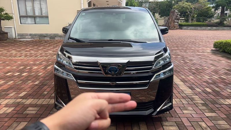 Vellfire photo 2