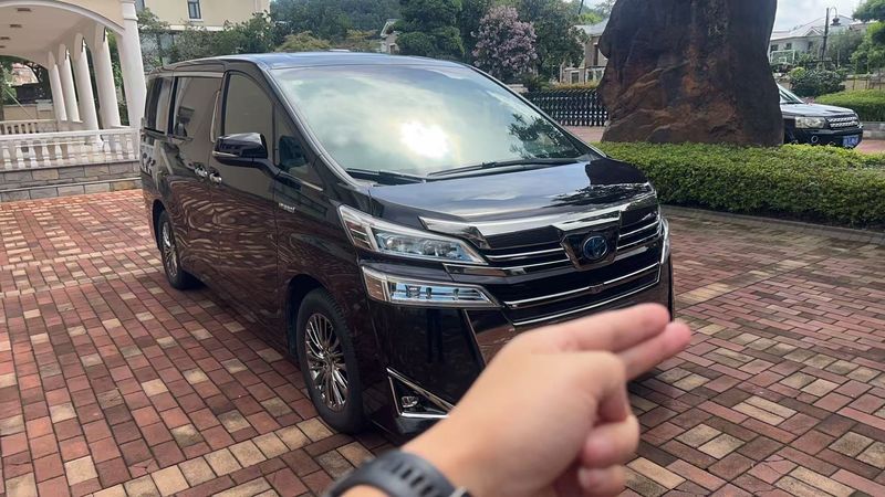 Vellfire photo 3
