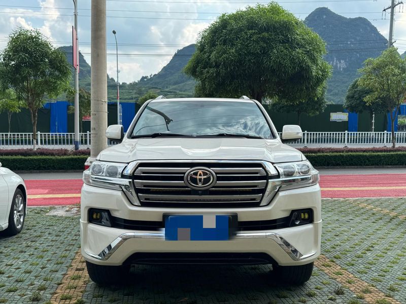Land Cruiser photo 2