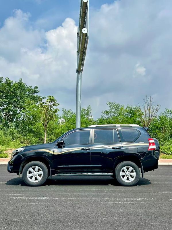 Land Cruiser Prado photo 3