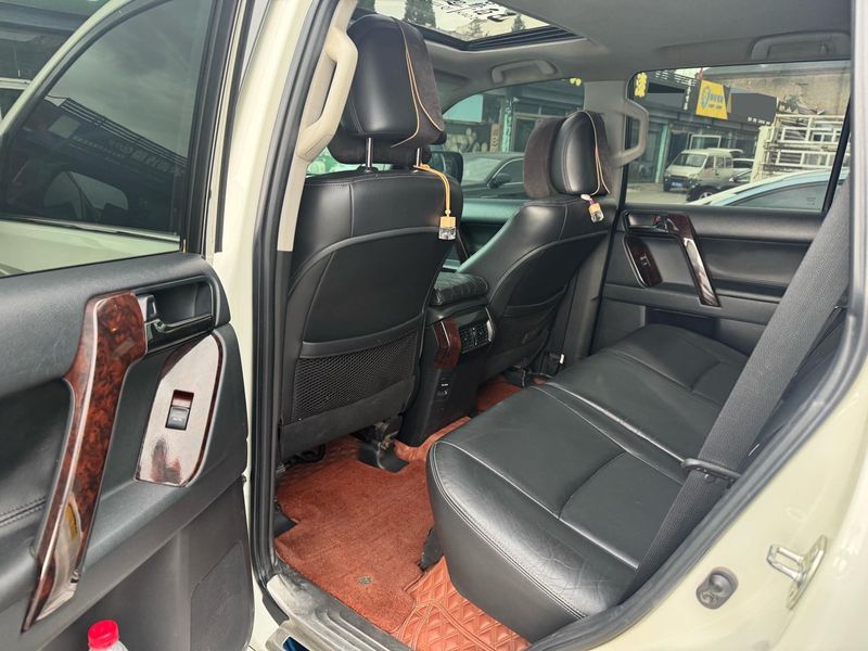 Land Cruiser Prado photo 5