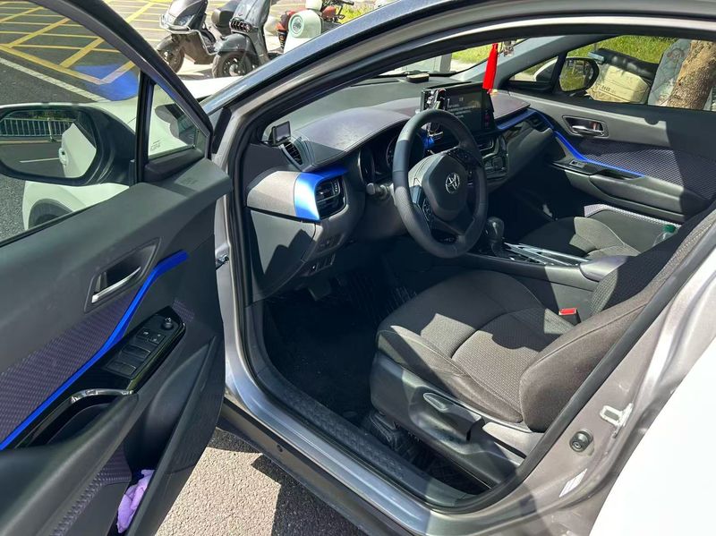 C-HR photo 2