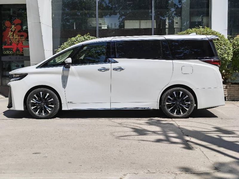 Vellfire photo 2