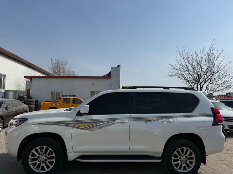 Land Cruiser Prado photo 3
