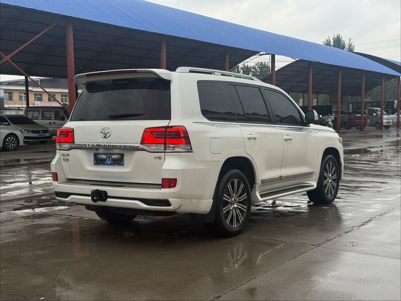 Land Cruiser photo 2